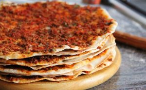 Lahmacun Turkse pizza - traditionalturkishcooking.com