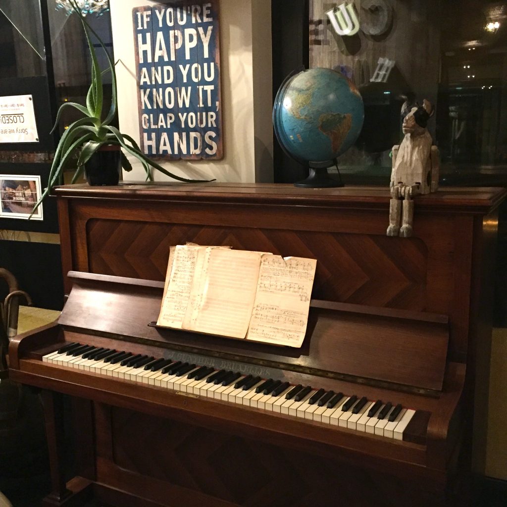 Cube hostel piano